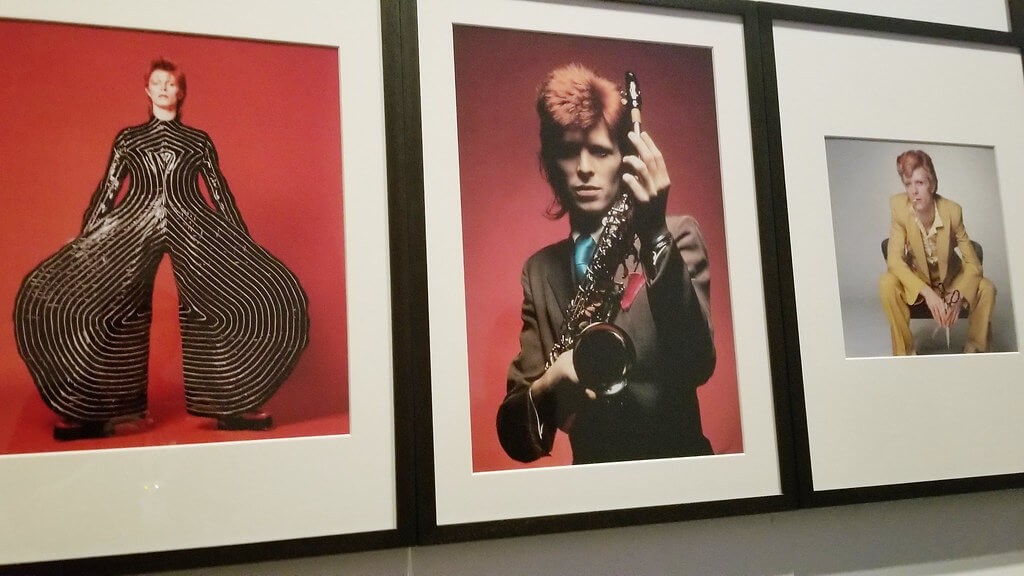Collage de David Bowie dans diverses tenues emblématiques, illustrant la diversité et la transformation de ses choix en matière de mode.